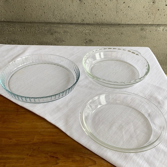 Pyrex Pie Dishes Assorted Styles Bundle of 3 - Picture 1 of 12